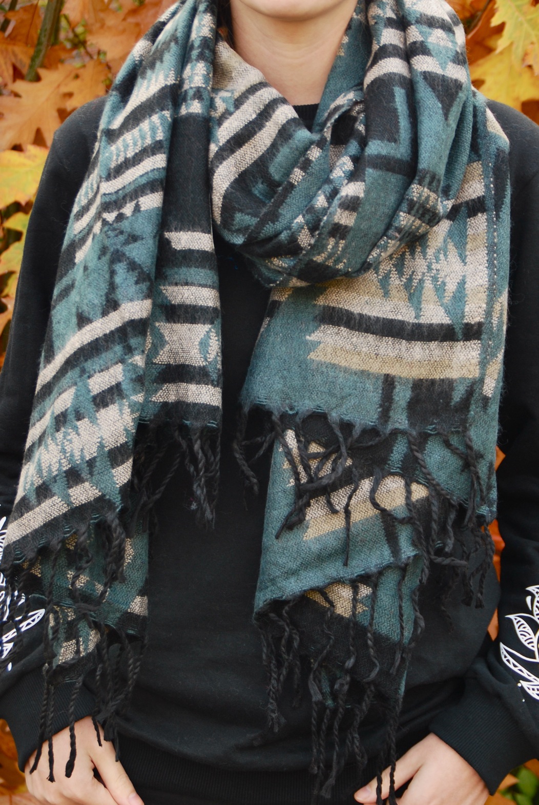 mager scherp Mis Aztec scarf grey - shawl Nepal - Tashi Factory